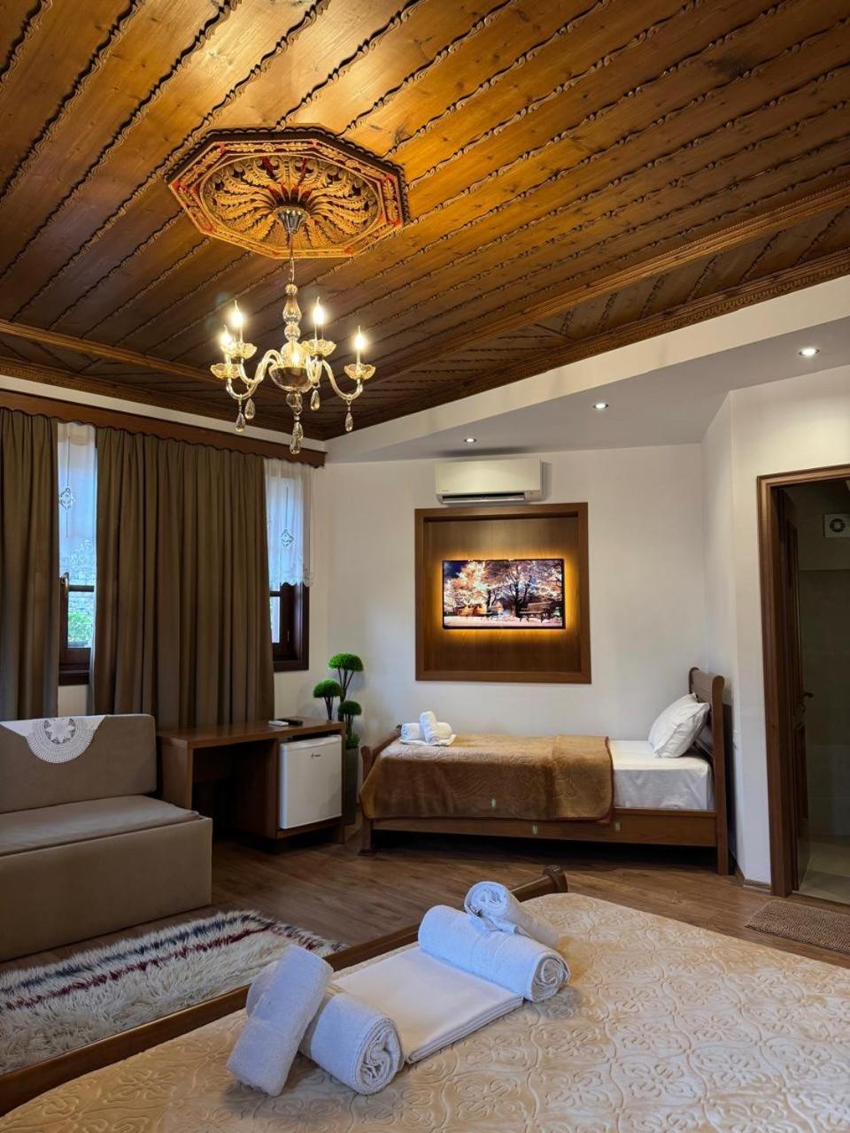 Hotel With Castle View Гирокастра Экстерьер фото